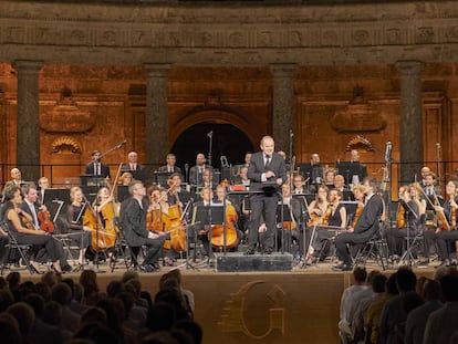 François-Xavier Roth se dirige al público al final del concierto con su orquesta Les Siècles en el Palacio de Carlos V.