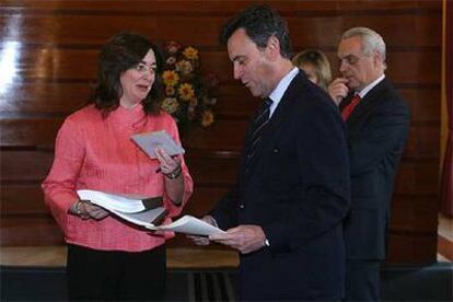 Rafael Navas entregó ayer a la presidenta del Parlamento, Mar Moreno, el informe.