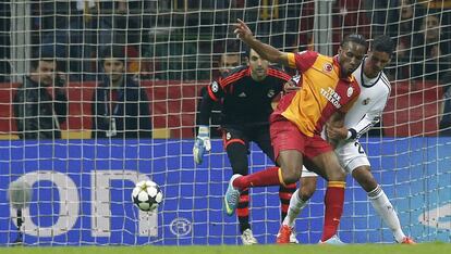 Drogba marca de tacón el tercer gol del Galatasaray.