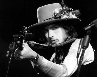 El cantante Bob Dylan durante la gira que realizó en 1975 en Estados Unidos con el nombre de 'The Rolling Thunder Revue' que contó con la presencia de Joan Baez, Jonni Mitchell o Roger McGuinn entre otros muchos.