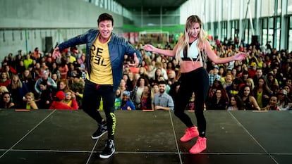 Beto Pérez, con Águeda López, en Madrid durante una clase de Zumba en 2018.