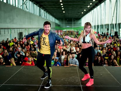 Beto Pérez, con Águeda López, en Madrid durante una clase de Zumba en 2018.