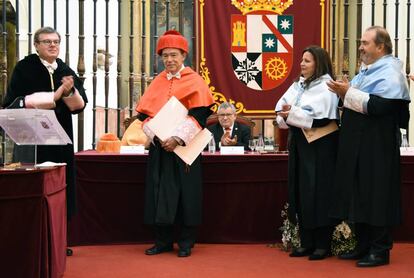 Gregorio Marañón acompañado del rector de la UCLM, Miguel Ángel Collado, y los padriños del acto Rebeca Rubio y Patxi Andión.