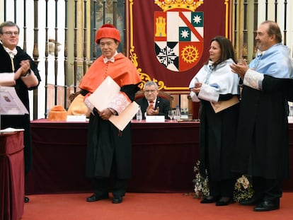 Gregorio Mara&ntilde;&oacute;n acompa&ntilde;ado del rector de la UCLM, Miguel &Aacute;ngel Collado, y los padri&ntilde;os del acto Rebeca Rubio y Patxi Andi&oacute;n.