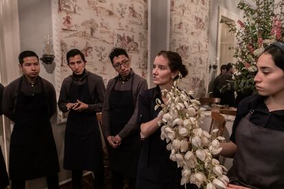 La cocinera habla con su equipo antes de iniciar el servicio del día en el Rosetta. 