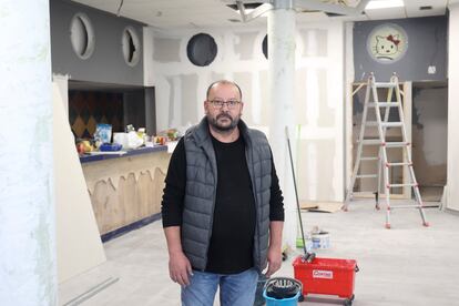 Angel Ruiz, vecino de Benamargosa, Málaga, en su bar, que se encuentra en reformas tras el paso de la dana.