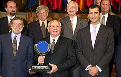 Mijaíl Gorbachov sostiene el premio Carlos V entre el Príncipe y el presidente de la Junta de Extremadura.
