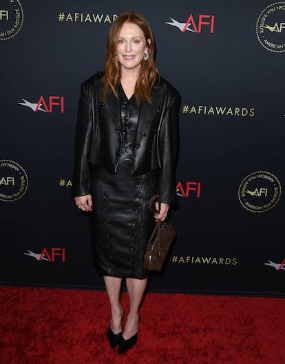 Julianne Moore, coprotagonista junto a Natalie Portman de 'Secretos de un escándalo', de Todd Haynes, otro de los filmes reconocidos en los galardones, lo apostó todo al negro con este traje de chaqueta de cuero.