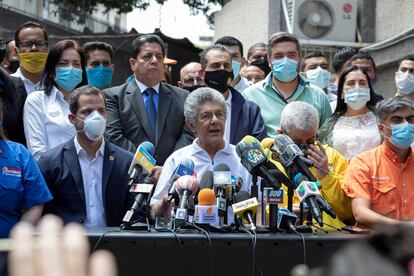 El líder opositor Henry Ramos Allup (centro) junto al presidente de la Asamblea Nacional, Juan Guaidó, en una rueda de prensa, en Caracas.