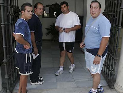 Manuel Lucena (a la derecha), en el Ayuntamiento de Osuna, con dos hermanos y un cuñado (centro).
