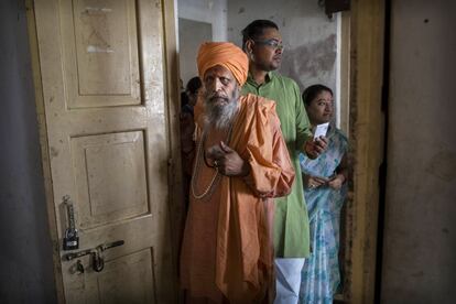 Un hombre antes de votar en Varanasi (India).