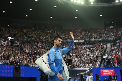 Novak Djokovic saluda al público a su llegada a la pista central de Melbourne Park este domingo.