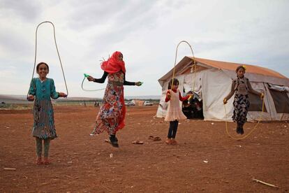 Cuatro niñas sirias, que se vieron obligadas a abandonar su hogar debido a la guerra, saltan a la comba junto a la escuela.