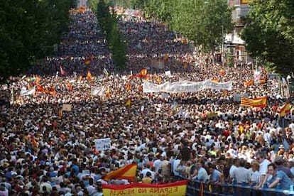 Centenares de miles de personas han recorrido esta tarde las calles del centro de Madrid para protestar contra la política antiterrorista del Gobierno socialista. Organizada por la Asociación de Víctimas del Terrorismo (AVT), el lema de la marcha era "Por ellos, por todos, negociación en mi nombre no".