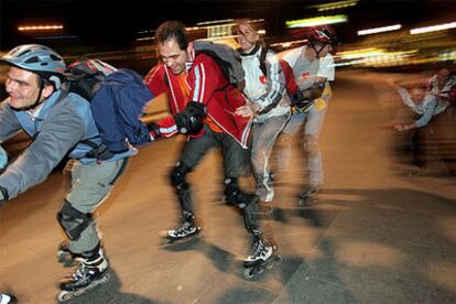 Participantes en la ruta nocturna por la capital organizada por la asociación Madridpatina.