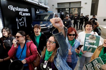 Mujeres protestan ante la inauguracin de una Oficina de Maternidad en Alicante, el 20 de noviembre.