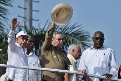 El presidente cubano, Raúl Castro (centro, de uniforme), saluda durante el desfile militar celebrado ayer en La Habana.