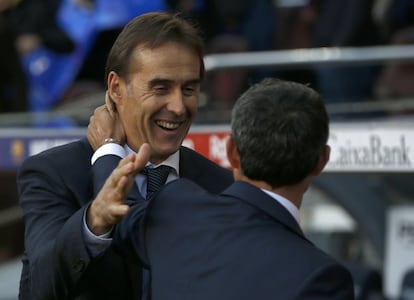 Julen Lopetegui (izquierda), jugador del Real Madrid, saluda al entrenador del Barcelona, Ernesto Valverde, antes del encuentro.