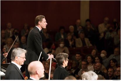 Klaus Mäkelä y varios integrantes de la Filarmónica de Oslo al final del concierto, el pasado domingo en Viena.
