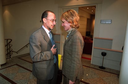 Cristóbal Montoro charla con Esperanza Aguirre en el Senado en 2001.