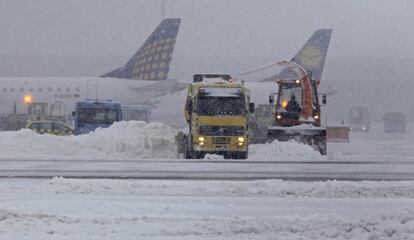 Las máquinas quitanieves trabajan en el aeropuerto de Múnich.