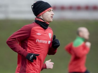 Amorebieta, en un entrenamiento.