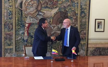 El fiscal colombiano, Nestór Humberto Martínez, a la izquierda y el fiscal general del Estado español, José Manuel Maza.