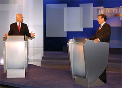 El líder democristiano, Edmund Stoiber (izquierda), y el canciller socialdemócrata, Gerhard Schröder, durante el debate.