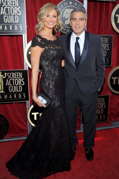 George Clooney y Stacy Keibler con vestido sirena de encaje. 