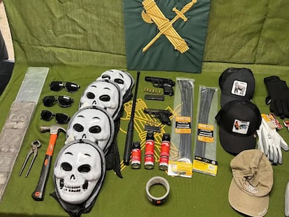 Bridas, máscaras, espráis y otros adminículos usados por los secuestradores e incautados por la Guardia Civil en el marco de la Operación Paquitia.