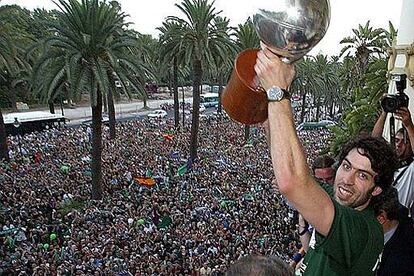 Una vez en el Ayuntamiento,  los jugadores, técnicos y directivos fueron recibidos por el alcalde,
Francisco de la Torre, quien les reiteró la felicitación por el título, el primero que logra un equipo andaluz de baloncesto en la historia. Miles de personas esperaban ver la copa asomar al balcón.