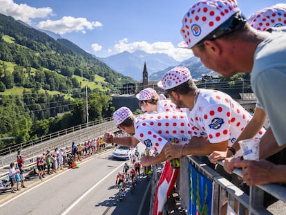 Varios aficionados animan a los ciclistas camino en la novena etapa del Tour de Francia 2022.