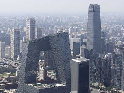 En el centro, la nueva sede de la TV china. A la derecha, el Wordl Trade Center.