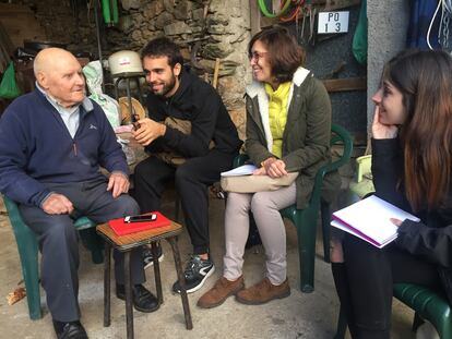 Imagen tomada en la localidad pontevedresa de Gresande (Lalín), en octubre de 2017, en la que Inés Fernández-Ordóñez aparece flanqueada por los alumnos Diego García y Claudia González.