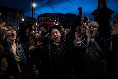 La noche anterior al desalojo del campamento que algunos activistas habían instalado en Trafalgar Square, hubo una gran manifestación en la plaza. Numerosos seguidores del movimiento se congregaron para apoyar a los que habían plantado allí sus tiendas. Durante las protestas, el tráfico fue bloqueado y desviado, lo que dejó la zona brevemente libre de vehículos. Londres, 13 de octubre de 2019.