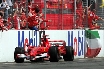 Schumacher celebra la victoria con los miembros de su equipo.