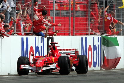 Schumacher celebra la victoria con los miembros de su equipo.