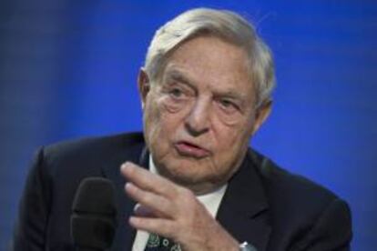 El multimillonario estadounidense de origen húngaro y presidente del fondo de alto riesgo Soros Fund Management, George Soros (d). EFE/Archivo