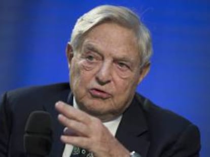 El multimillonario estadounidense de origen húngaro y presidente del fondo de alto riesgo Soros Fund Management, George Soros (d). EFE/Archivo