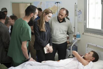 La actriz estadounidense y embajadora de buena voluntad de ACNUR, Angelina Jolie, visita a un paciente en un hospital de Misrata, en Libia.