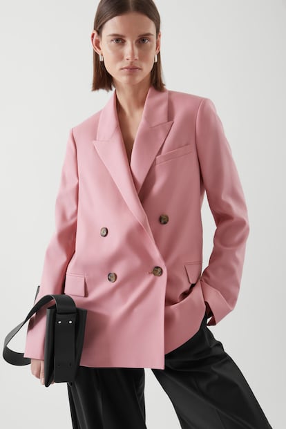 Si eres una apasionada de las prendas clásicas y versátiles, te gustará esta americana de doble botón en rosa claro de COS que además está confeccionada con materiales sostenibles.

150€