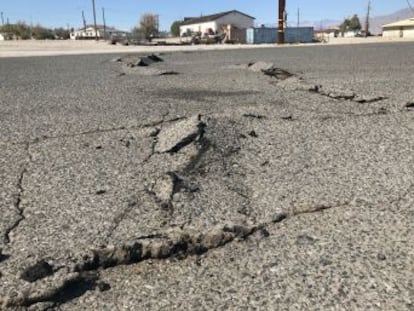 El temblor registró una magnitud de 6.4 y tuvo su epicentro en un área poco poblada del desierto de Mojave, a unos 240 kilómetros al noreste de la ciudad