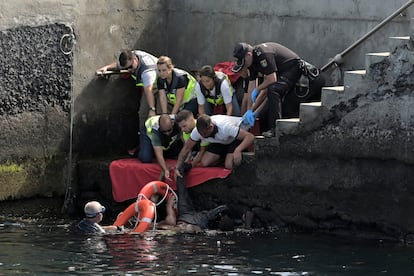 Trabajadores de emergencias sacan el cuerpo de una persona en el puerto de La Restinga, en El Hierro.