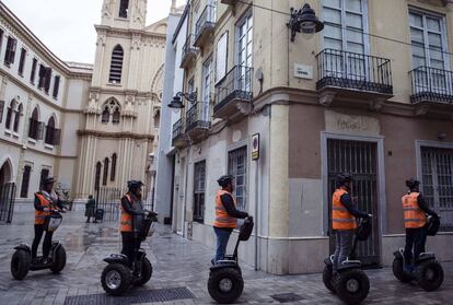 Un grupo de turistas se desplazan en el centro hist&oacute;rico de M&aacute;laga