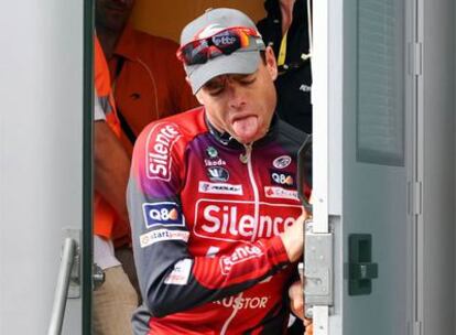 Cadel Evans, tras abandonar el control antidopaje después de la etapa.