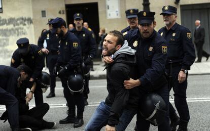 Un activista es desalojado por la policía tras cortar una calle en Oviedo.