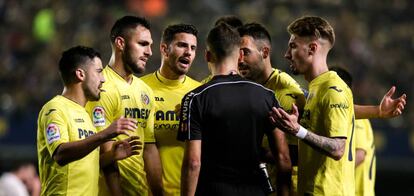 Los jugadores del Villarreal protestan al árbitro Gil Manzano en su partido de la temporada pasada en casa contra el Madrid.