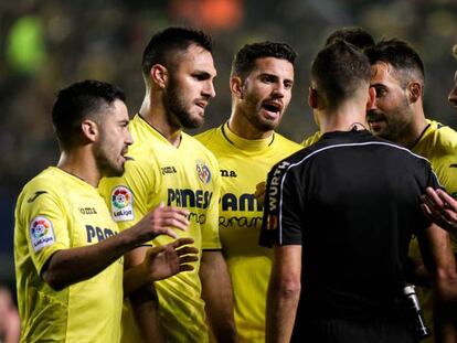 Los jugadores del Villarreal protestan al &aacute;rbitro Gil Manzano en su partido de la temporada pasada en casa contra el Madrid.