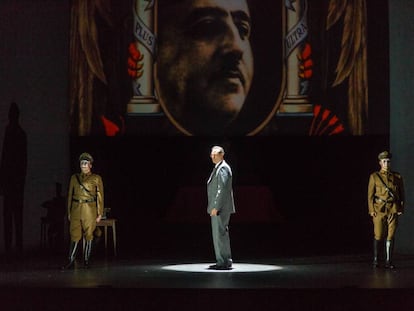 En el centro de la imagen Carlos Lorenzo como Leopoldo Alas Argüelles en un ensayo de 'El rector'.