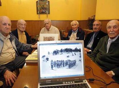 Desde la  izquierda: Enrique Manso <i>El Muerto</i>, Antonio Sánchez, Adolfo Ruiz, Pedro Macías <i>Piter</i>, Cristóbal Hidalgo y José Iturzaeta, en su reunión de todas las semanas.